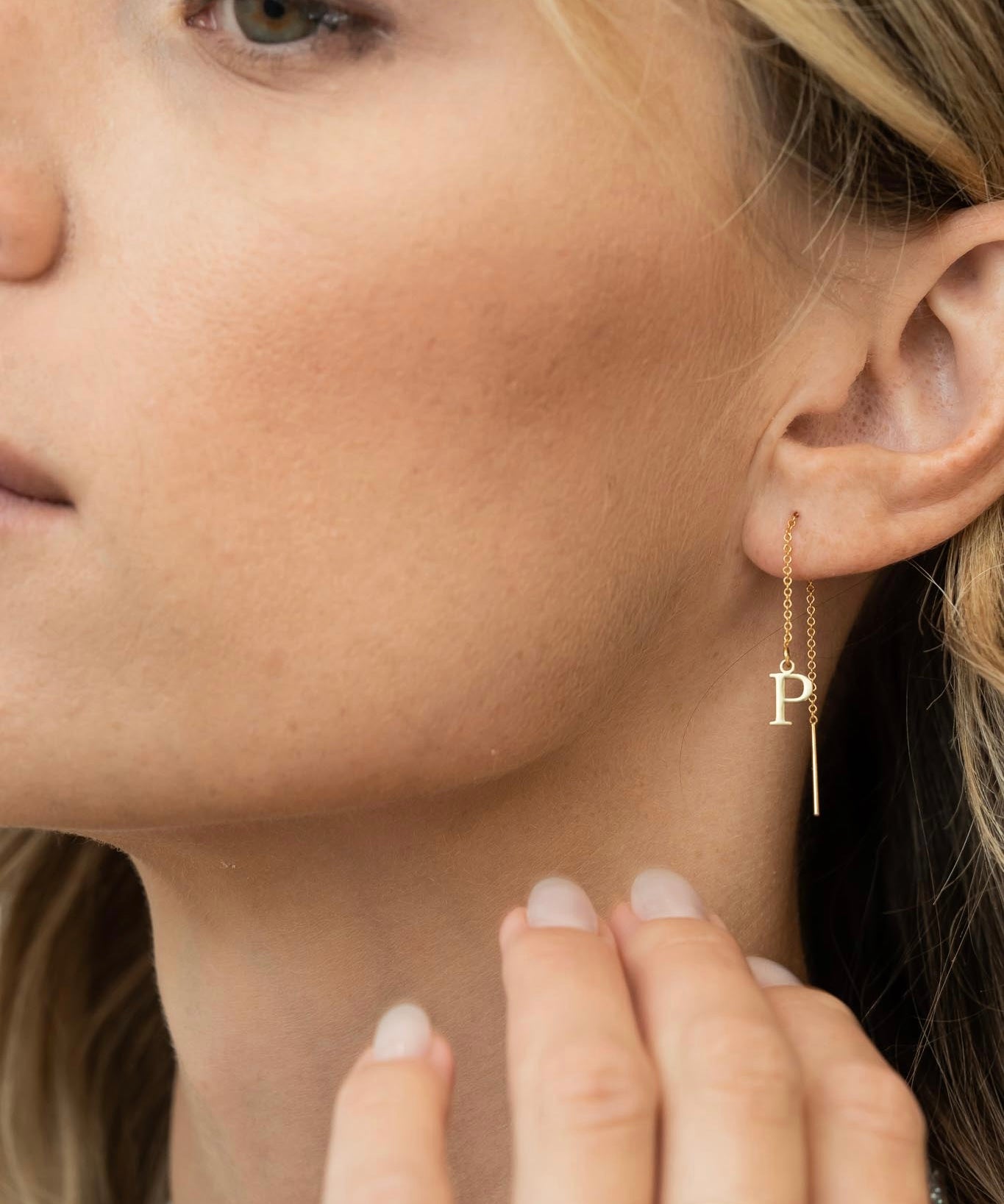 INITIAL LETTER drop earring